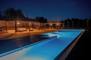 시즌별로 운영되는 야외 수영장