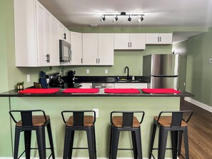 Een oven, een kookplaat, een koffiezetapparaat/waterkoker