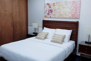 2 bedrooms, desk, iron/ironing board, WiFi