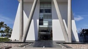 A modern building with a central glass facade and a symmetrical design. - Peninsula  Charming and luxury apartment on the beach, with beautiful ocean view (Mazatlán)