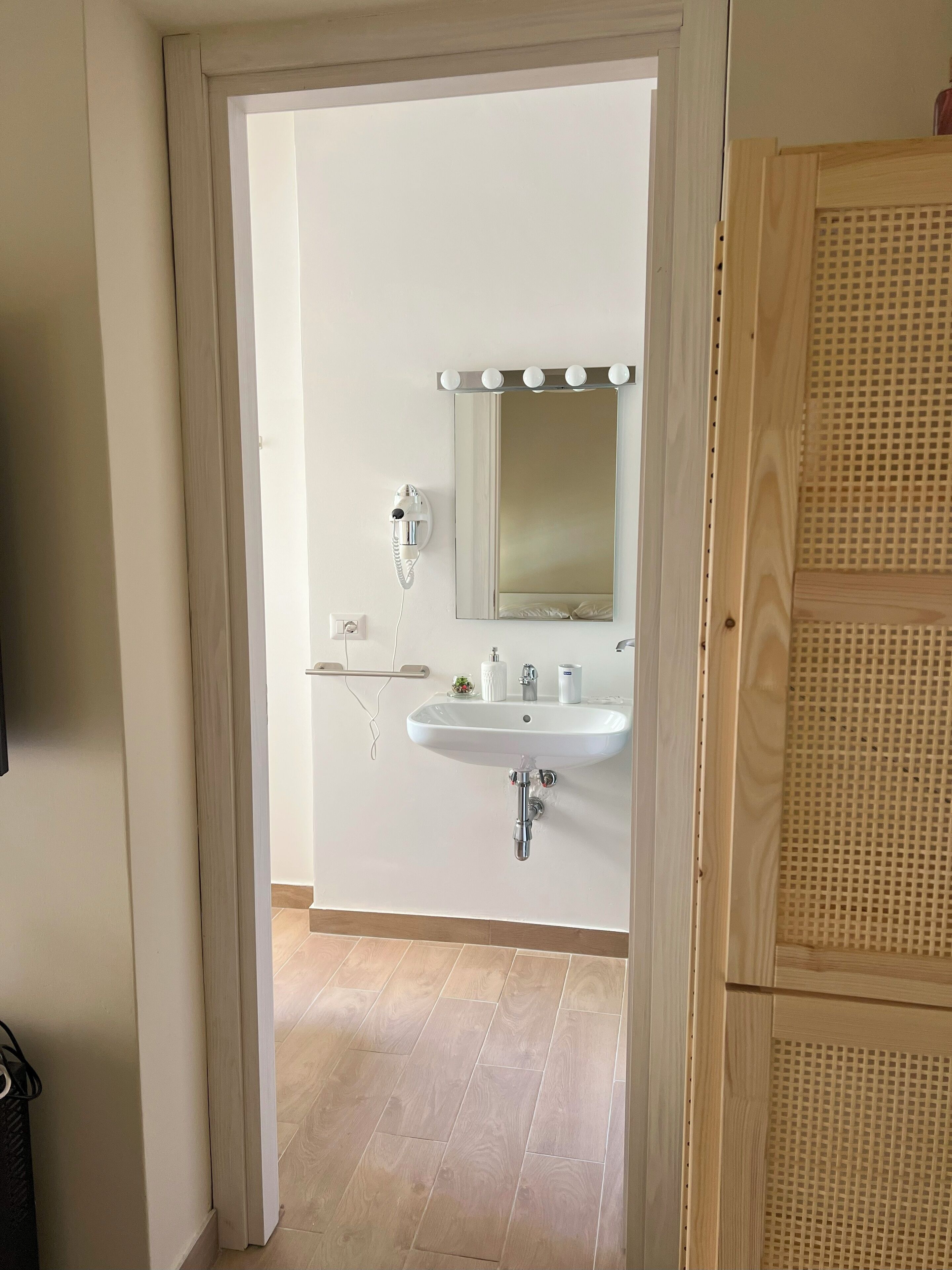 Doppia Standard | Bagno | Doccia, soffione a pioggia, asciugacapelli, asciugamani