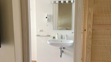 Doppia Standard | Bagno | Doccia, soffione a pioggia, asciugacapelli, asciugamani