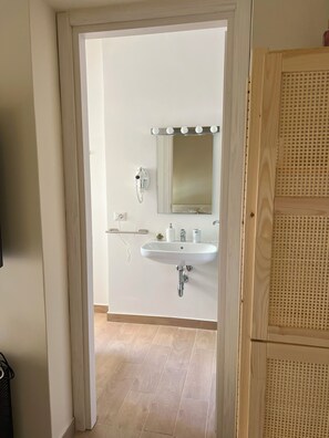 標準雙人房 | 浴室 | 淋浴設備、淋浴花灑、吹風機、毛巾