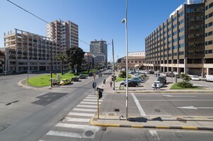 Un edificio de varios pisos con un diseño arquitectónico moderno, que combina espacios residenciales y comerciales.