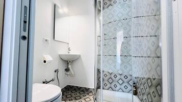 Economy-Doppelzimmer | Badezimmer | Dusche, Regendusche, Haartrockner, Handtücher