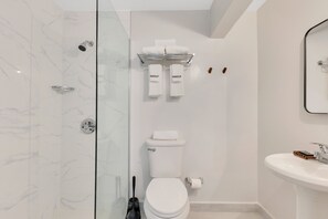 تجهيزات دش، مجففات شعر، مناشف