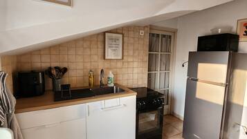 Een koelkast, een microgolfoven, een oven, een kookplaat