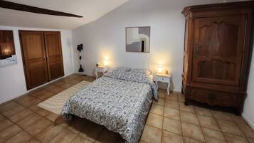 1 slaapkamer, een bureau, een strijkplank/strijkijzer, gratis wifi