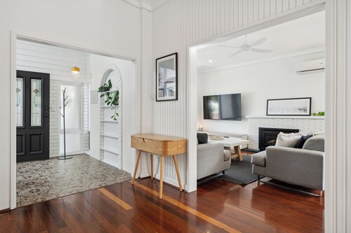 2BR Coastal Haven with Space to Move