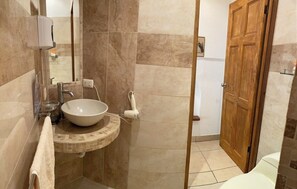 Shower, hair dryer, towels, soap - CASA ABA RESIDENCE AT THE BEACH (Savegre de Aguirre)