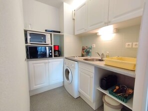 Mikrobølgeovn, ovn, kokeplater og kaffetrakter/tekoker