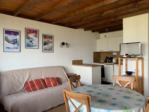 TV - Cozy studio for 4 with balcony, ski-in/ski-out (Pra-Loup)