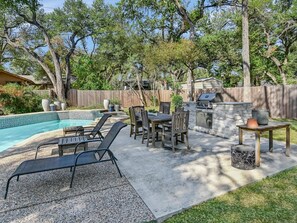 Outdoor dining - Broadmeade Bungalow - Private Pool & Fire Pit (Austin)