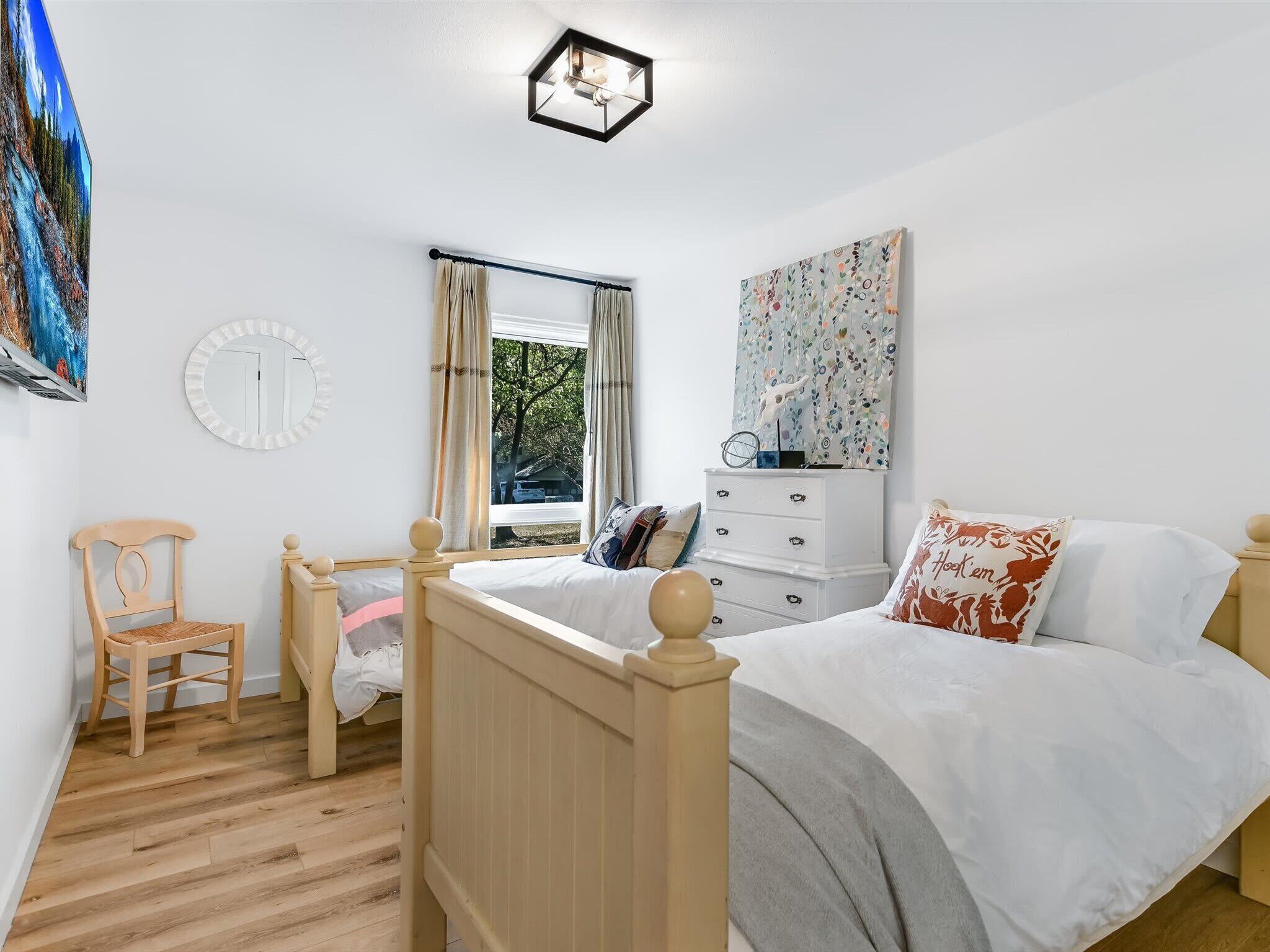 4 bedrooms, iron/ironing board, WiFi, bed sheets