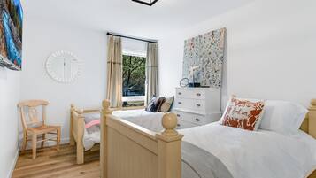 4 bedrooms, iron/ironing board, WiFi, bed sheets