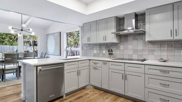 Refrigerador, microondas, horno y parrilla de estufa