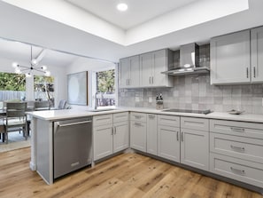 Refrigerador, microondas, horno, placa de cocina