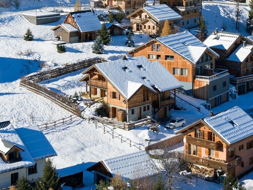 Cozy 4* chalet near slopes with parking and wifi for 14 guests