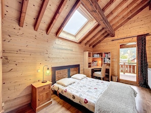 4 bedrooms, desk, travel crib, WiFi