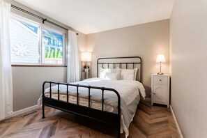 4 bedrooms, desk, iron/ironing board, WiFi