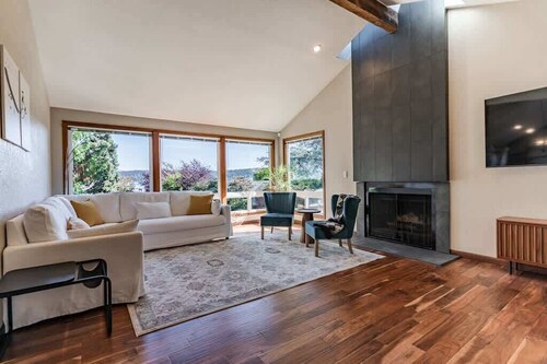 PNW Contemporary Retreat near Lake Sammamish