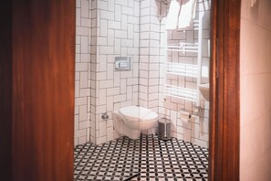 Standaard tweepersoonskamer, uitzicht op de binnenplaats | Badkamer | Gratis toiletartikelen, een haardroger, handdoeken, zeep