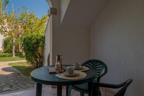 Departamento, 1 habitación, balcón, vista al jardín | Restaurante al aire libre
