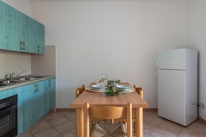 Apartment, 1 Bedroom, Balcony, Garden View | Private kitchen