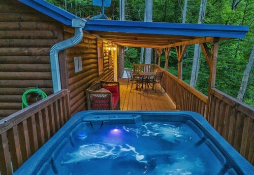 Bigfoot Bungalow | Hot Tub · Secluded RRG Retreat — 12 min to Natural Bridge | Close to trails & attractions · Private + peaceful