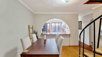 Appartement, 3 chambres, patio | Coin séjour
