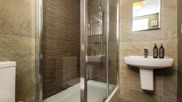 Single Room | Bathroom | Free toiletries, hair dryer, towels, toilet paper