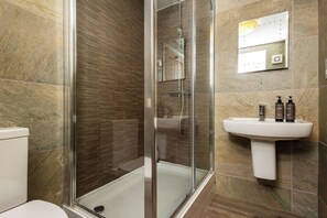 Einzelzimmer | Badezimmer | Kostenlose Toilettenartikel, Haartrockner, Handtücher, Toilettenpapier