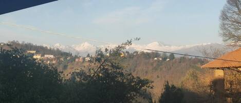 Paesaggio montuoso con edifici nella valle.