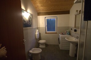 House, 3 Bedrooms, Smoking, Terrace | Bilik Mandi