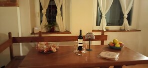 House, 3 Bedrooms, Smoking, Terrace | Tempat makan