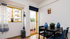 Comedor con una mesa, sillas y plantas en macetas.