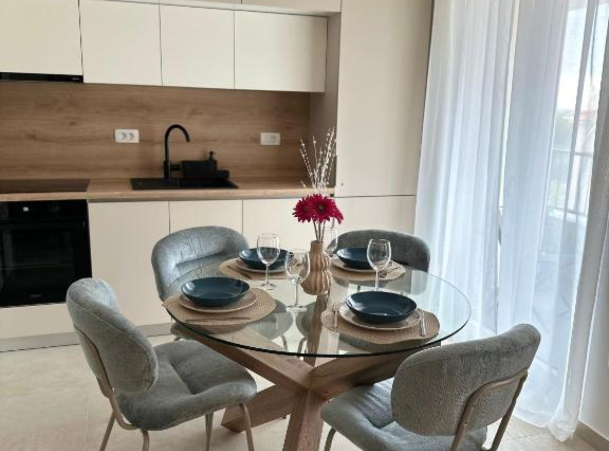 Kjøleskap og kjøkkenutstyr