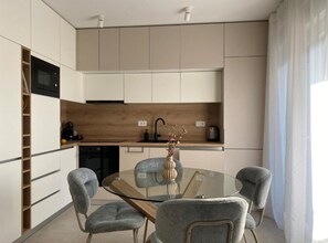 Kühlschrank, Kochgeschirr/Geschirr/Besteck