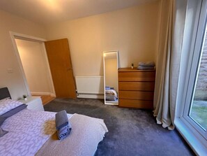 2 عدّة غرف نوم ومكتب ومكواة/لوح كي وواي فاي