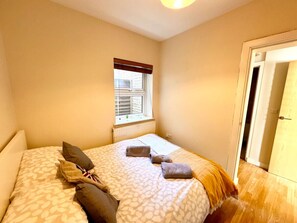 2 bedrooms, desk, iron/ironing board, WiFi