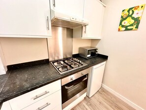 ثلاجة، ميكروويف، فرن، موقد طهي مسطح