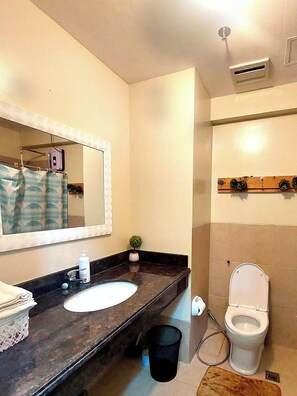 Apartment, 2 Bedrooms, Balcony, City View | Bathroom - Serene Premier Cozy Condo With Balcony, 2BR Parking Outlook Drive Baguio (Baguio)