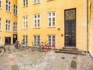 Apartment, 3 Bedrooms | Front of property