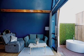 Superior Suite | Coin séjour | Télévision LCD de 40 pouces avec chaînes par câble