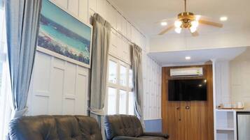 Superior Family Suite | Woonruimte | Een 40-inch lcd-televisie met kabelzenders