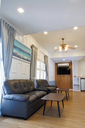 Superior Family Suite | Coin séjour | Télévision LCD de 40 pouces avec chaînes par câble