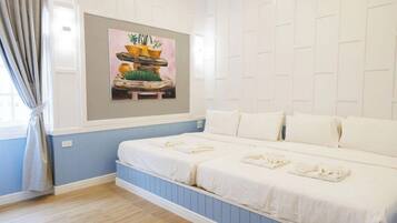 Un dormitorio con cama, una ventana con cortinas y un cuadro en la pared.