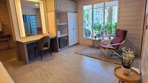 Une chambre moderne équipée d’un bureau, d’une chaise et d’une grande fenêtre.