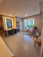 Royal Suite with Garden View | Escrivaninha, Wi-Fi de cortesia, roupa de cama