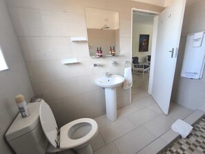 Chambre, 1 chambre, fumeur, balcon | Salle de bain